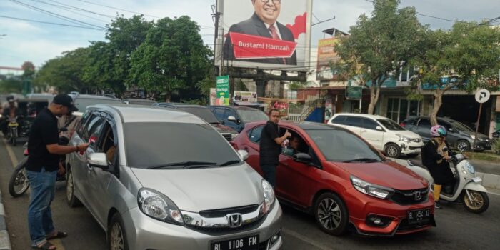 Pembagian bendera merah putih di simpang jambotape