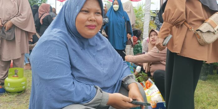 Ibu ibu yang turut menghadiri acara peresmian pangan murah bernama ibu ida